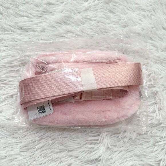 NWT Lululemon Everywhere Belt Bag Plush Fleece Strawberry Milkshake One SIze - Picture 5 of 6